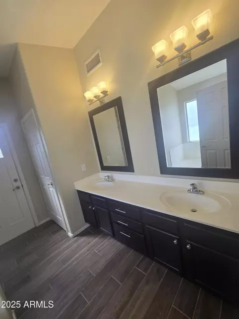Bath - 1325 E Branham Ln, Phoenix, AZ 85042 photo 1 of 4
