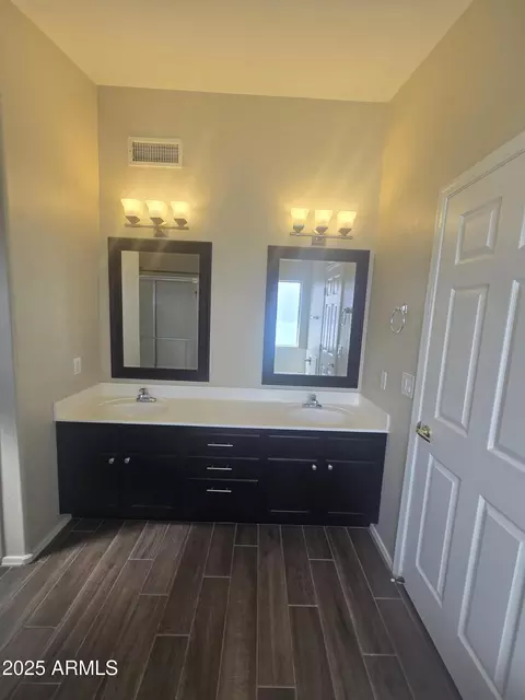 Bath - 1325 E Branham Ln, Phoenix, AZ 85042 photo 2 of 4