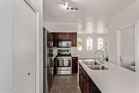 Kitchen - 1401 E Bloch Rd, Phoenix, AZ 85040 photo 3 of 3