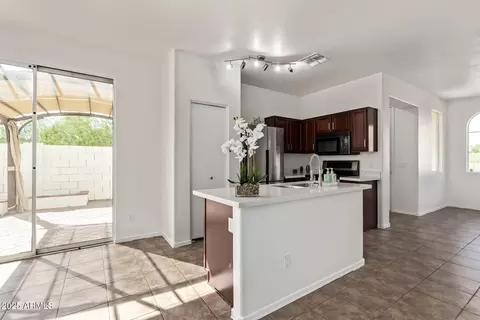Kitchen - 1401 E Bloch Rd, Phoenix, AZ 85040 photo 2 of 3
