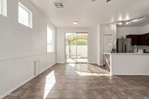 Living - 1401 E Bloch Rd, Phoenix, AZ 85040 photo 3 of 7