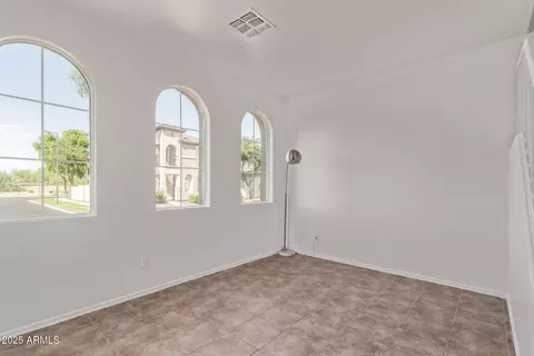 Living - 1401 E Bloch Rd, Phoenix, AZ 85040 photo 1 of 7
