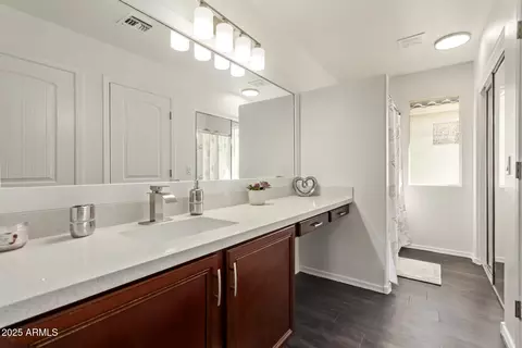 Bath - 1401 E Bloch Rd, Phoenix, AZ 85040 photo 2 of 3