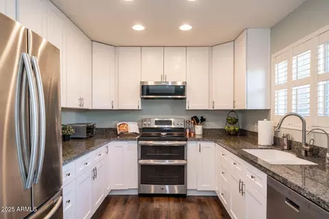 Kitchen - 4339 E Osborn Rd, Phoenix, AZ 85018 photo 1 of 3