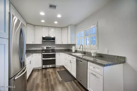 Kitchen - 4339 E Osborn Rd, Phoenix, AZ 85018 photo 2 of 3