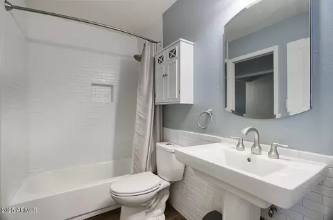 Bath - 4339 E Osborn Rd, Phoenix, AZ 85018 photo 3 of 3