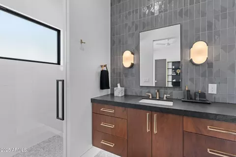 Bath - 4763 N 53rd St, Phoenix, AZ 85018 photo 7 of 10