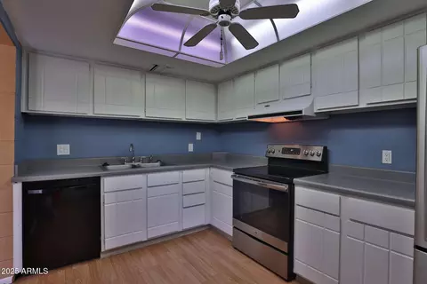 Kitchen - 4201 E Camelback Rd #25, Phoenix, AZ 85018 photo 3 of 3