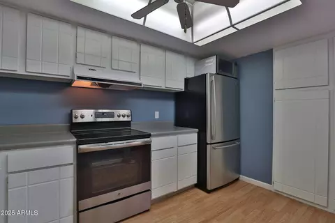 Kitchen - 4201 E Camelback Rd #25, Phoenix, AZ 85018 photo 2 of 3