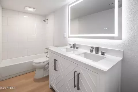 Bath - 349 E Thomas Rd #E301, Phoenix, AZ 85012 photo 1 of 3