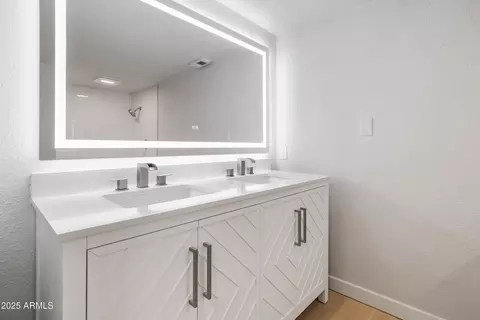 Bath - 349 E Thomas Rd #E301, Phoenix, AZ 85012 photo 2 of 3