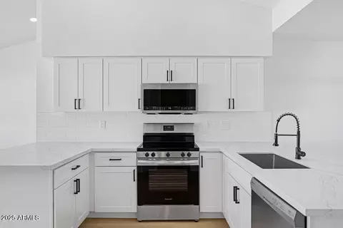 Kitchen - 4444 E Douglas Ave, Gilbert, AZ 85234 photo 2 of 4