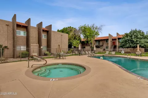 Exterior - 5525 E Thomas Rd #M9, Phoenix, AZ 85018 photo 5 of 10