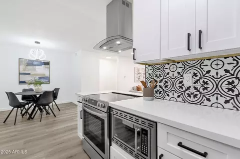 Kitchen - 5525 E Thomas Rd #M9, Phoenix, AZ 85018 photo 1 of 2