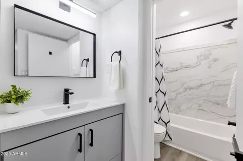 Bath - 5525 E Thomas Rd #M9, Phoenix, AZ 85018 photo 1 of 2