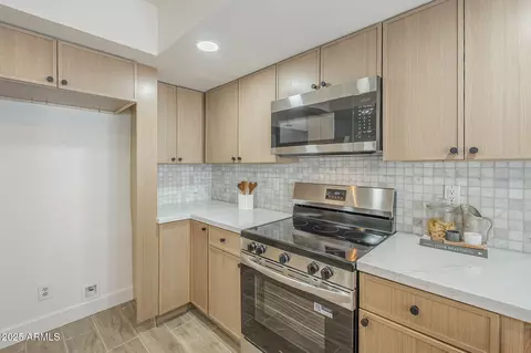 Kitchen - 2628 E Aster Dr, Phoenix, AZ 85032 photo 5 of 7