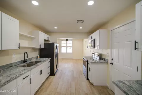 Entry Way - 4144 N 29th Ave, Phoenix, AZ 85017 photo 4 of 4