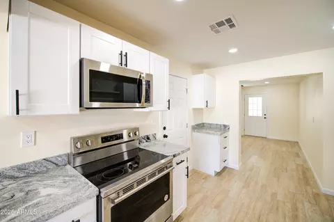 Entry Way - 4144 N 29th Ave, Phoenix, AZ 85017 photo 3 of 4