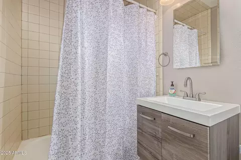 Bath - 2710 E Amelia Ave, Phoenix, AZ 85016 photo 1 of 1