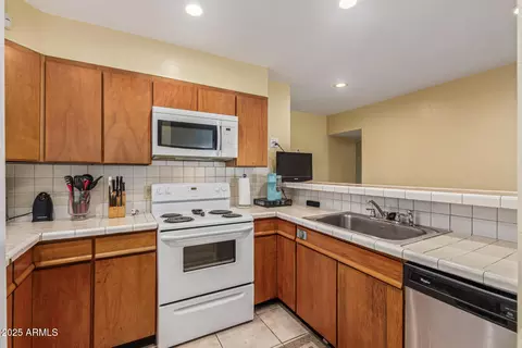 Kitchen - 2710 E Amelia Ave, Phoenix, AZ 85016 photo 2 of 2