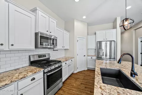 Kitchen - 10308 E Nichols Ave, Mesa, AZ 85209 photo 1 of 5