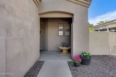 2023 E Beautiful Ln, Phoenix, AZ 85042 photo 2
