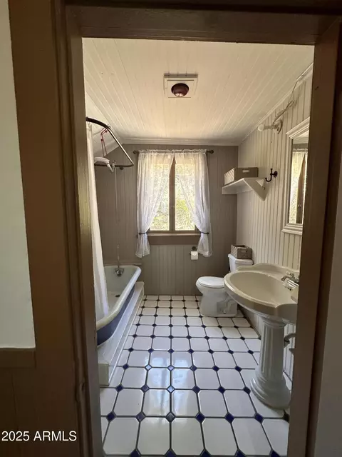 Bath - 30 Magnolia Ave, Jerome, AZ 86331 photo 2 of 4