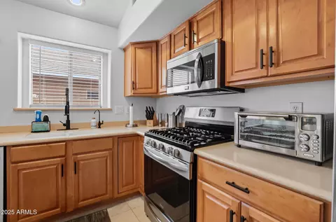 Kitchen - 9637 E Olla Ave, Mesa, AZ 85212 photo 5 of 11
