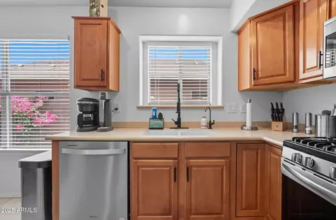 Kitchen - 9637 E Olla Ave, Mesa, AZ 85212 photo 7 of 11