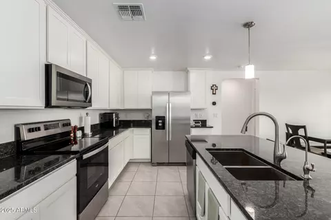 Kitchen - 5814 S 23rd Dr, Phoenix, AZ 85041 photo 4 of 4