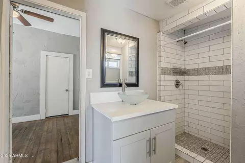 Bath - 1014 S 2nd St, Phoenix, AZ 85004 photo 1 of 10