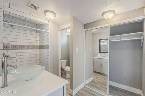 Bath - 1014 S 2nd St, Phoenix, AZ 85004 photo 2 of 10