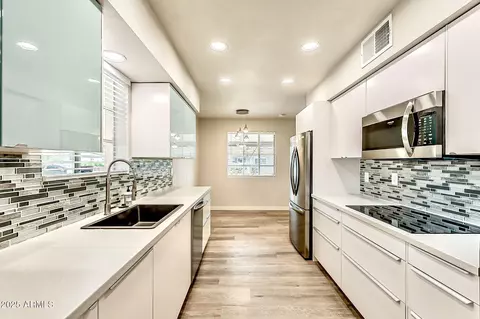 Kitchen - 2150 W State Ave, Phoenix, AZ 85021 photo 5 of 5