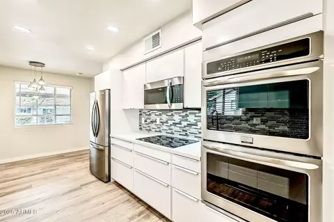 Kitchen - 2150 W State Ave, Phoenix, AZ 85021 photo 3 of 5