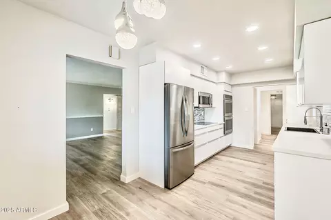 Kitchen - 2150 W State Ave, Phoenix, AZ 85021 photo 4 of 5