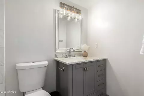 Bath - 3886 N 30th St, Phoenix, AZ 85016 photo 2 of 5