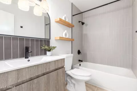 Bath - 3886 N 30th St, Phoenix, AZ 85016 photo 5 of 5