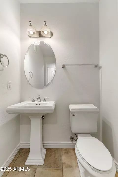 Bath - 4391 N 24th Pl, Phoenix, AZ 85016 photo 1 of 3