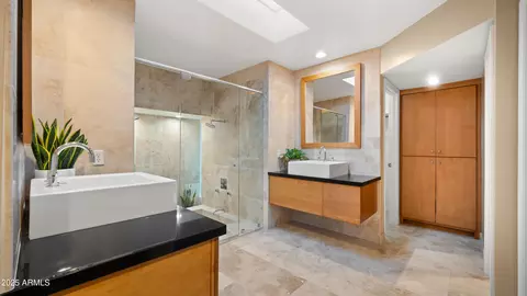 Bath - 2423 E Marshall Ave, Phoenix, AZ 85016 photo 2 of 8