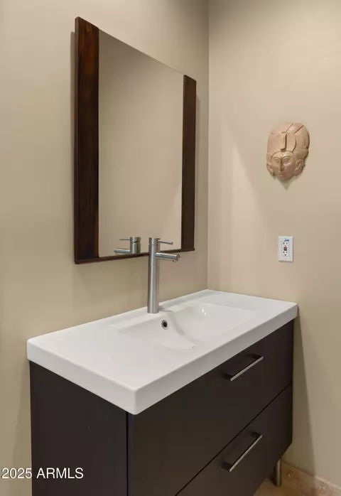 Bath - 2423 E Marshall Ave, Phoenix, AZ 85016 photo 5 of 8