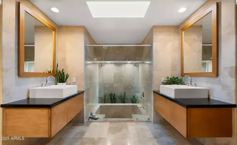 Bath - 2423 E Marshall Ave, Phoenix, AZ 85016 photo 1 of 8