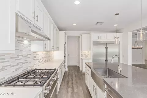 Kitchen - 3841 E Devonshire Ave, Phoenix, AZ 85018 photo 3 of 4