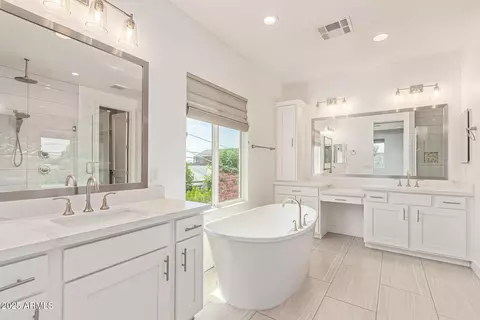 Bath - 3841 E Devonshire Ave, Phoenix, AZ 85018 photo 1 of 5