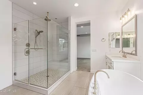 Bath - 3841 E Devonshire Ave, Phoenix, AZ 85018 photo 2 of 5