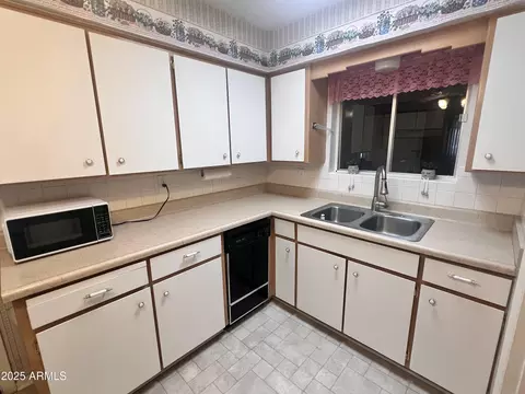 Kitchen - 5246 E Butte St, Mesa, AZ 85205 photo 2 of 7