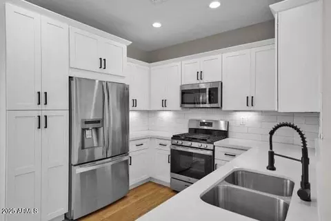 Kitchen - 3941 E Cat Balue Dr, Phoenix, AZ 85050 photo 2 of 2