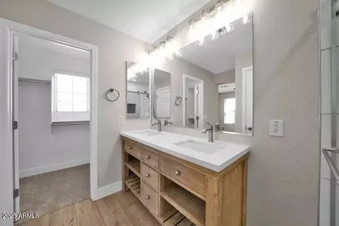 Bath - 3941 E Cat Balue Dr, Phoenix, AZ 85050 photo 3 of 4