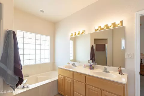 Bath - 7072 S Ridling Dr, Hereford, AZ 85615 photo 3 of 6