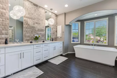 Bath - 3732 E Maffeo Rd, Phoenix, AZ 85050 photo 3 of 7