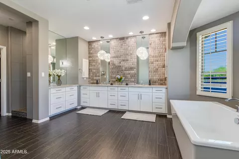 Bath - 3732 E Maffeo Rd, Phoenix, AZ 85050 photo 2 of 7